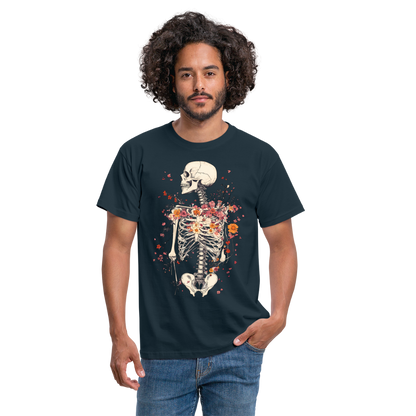 Skelett mit zarten Blumen im Boho Look - Männer T-Shirt - by Artful Alchemist