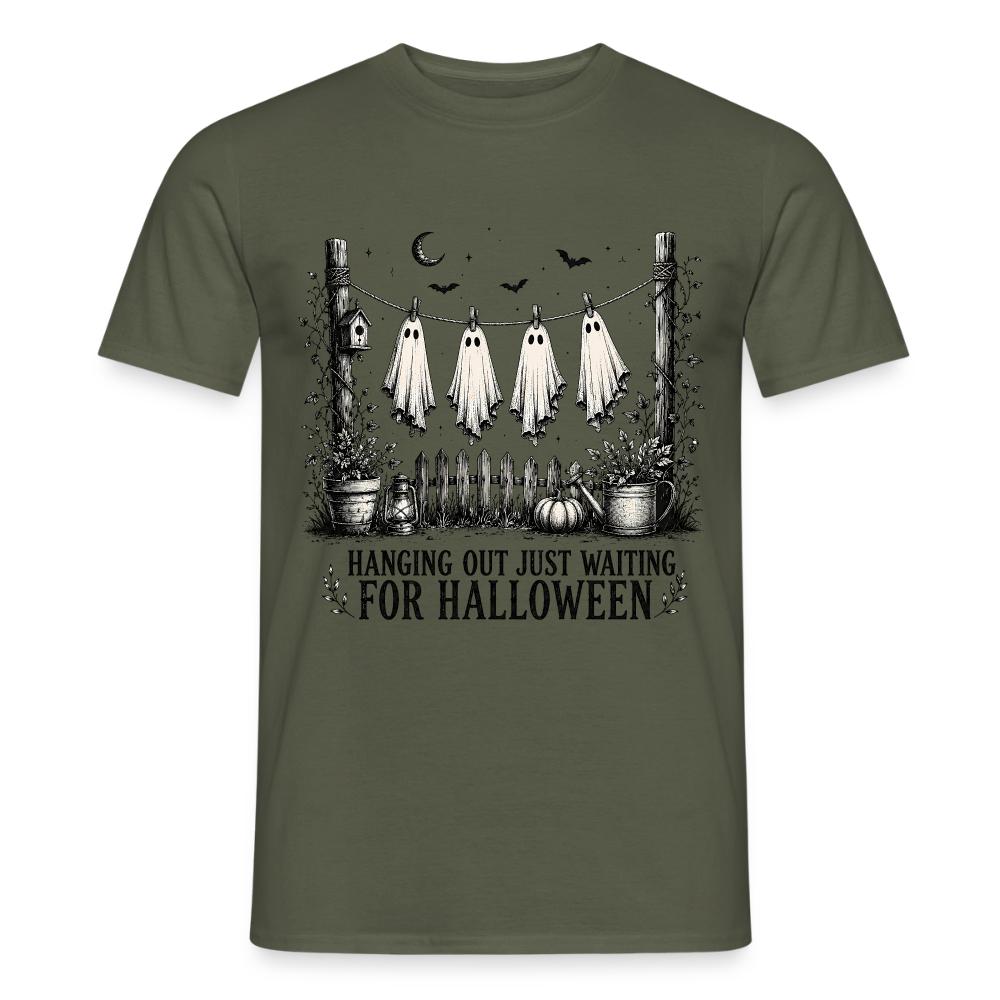 Hanging Out Just Waiting For Halloween - Männer T-Shirt - Militärgrün