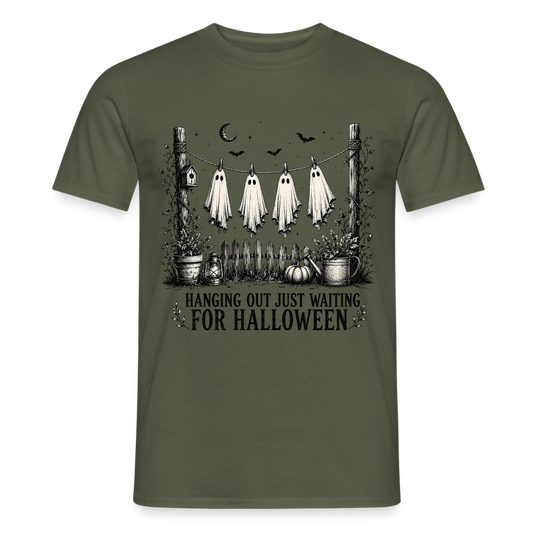 Hanging Out Just Waiting For Halloween - Männer T-Shirt - Militärgrün