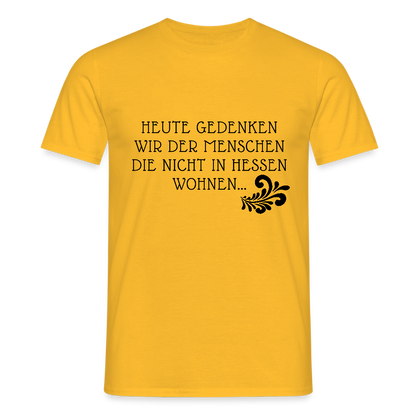 „Heute gedenken wir der Menschen…“ – mit Rückseite: „…es ist zwar nichts passiert“ - Männer Shirt - by Artful Alchemist