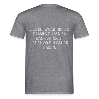 „Heute gedenken wir der Menschen…“ – mit Rückseite: „…es ist zwar nichts passiert“ - Männer Shirt - by Artful Alchemist