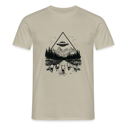 Katzen die in Richtung UFO laufen - Männer T-Shirt - by Artful Alchemist