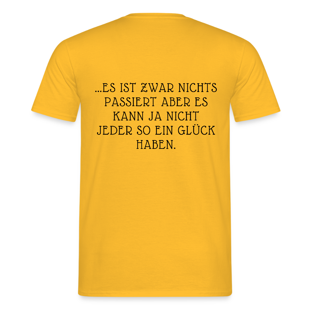 „Heute gedenken wir der Menschen…“ – mit Rückseite: „…es ist zwar nichts passiert“ - Männer Shirt - Gelb