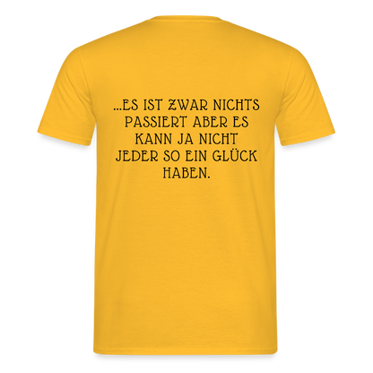 „Heute gedenken wir der Menschen…“ – mit Rückseite: „…es ist zwar nichts passiert“ - Männer Shirt - by Artful Alchemist