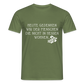 „Heute gedenken wir der Menschen…“ – mit Rückseite: „…es ist zwar nichts passiert“ - Männer Shirt - Militärgrün