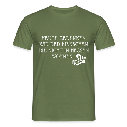 „Heute gedenken wir der Menschen…“ – mit Rückseite: „…es ist zwar nichts passiert“ - Männer Shirt - by Artful Alchemist