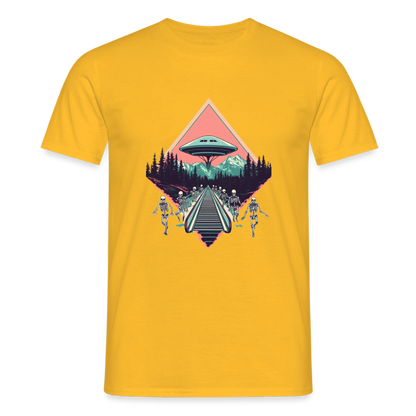 Retro UFO 80er Jahre Motiv - Surreale Skelette und Rolltreppe Richtung UFO - Männer T-Shirt - by Artful Alchemist