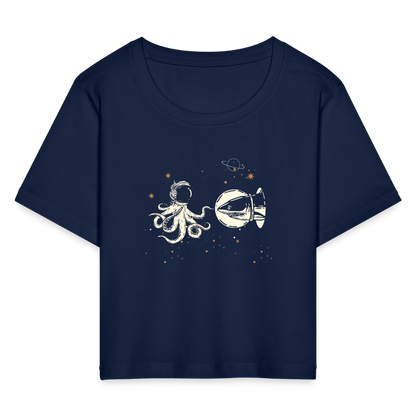 Begegnung zwischen Hai und Oktopus im Weltall - Frauen Crop Top - by Artful Alchemist