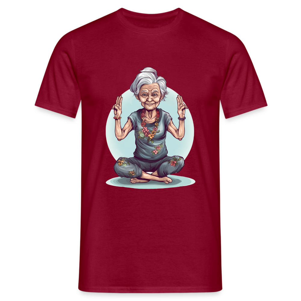 Coole Yoga Oma - Meditation im besten Alter  - Männer T-Shirt - Ziegelrot