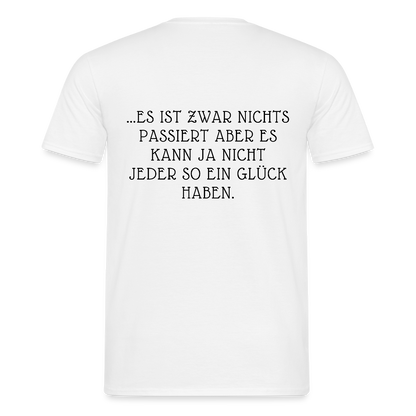 „Heute gedenken wir der Menschen…“ – mit Rückseite: „…es ist zwar nichts passiert“ - Männer Shirt - by Artful Alchemist