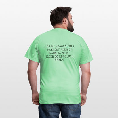 „Heute gedenken wir der Menschen…“ – mit Rückseite: „…es ist zwar nichts passiert“ - Männer Shirt - by Artful Alchemist