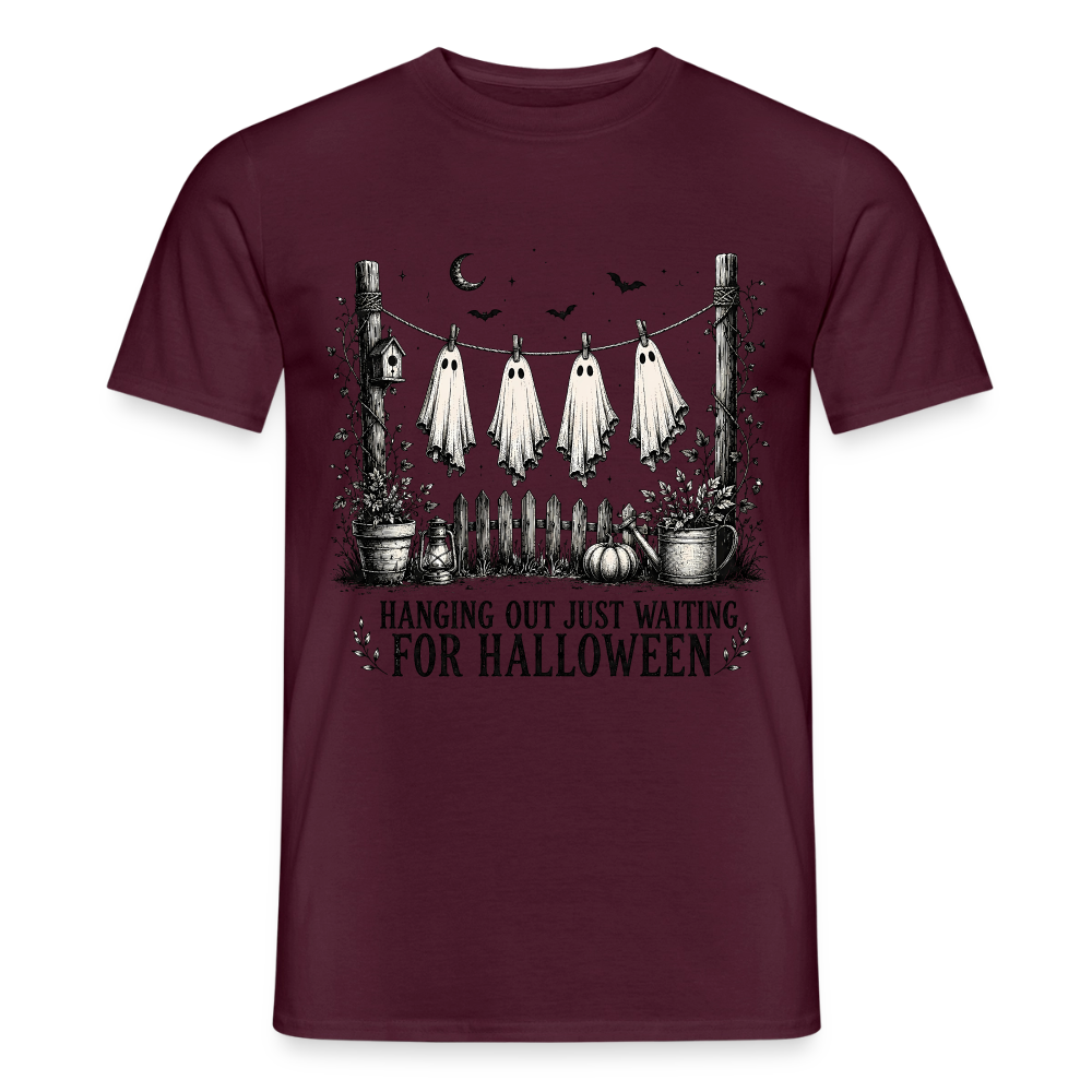 Hanging Out Just Waiting For Halloween - Männer T-Shirt - Ziegelrot