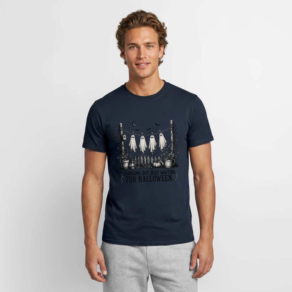Hanging Out Just Waiting For Halloween - Männer T-Shirt - Navy
