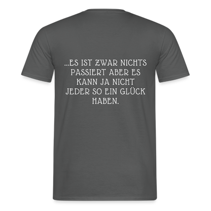 „Heute gedenken wir der Menschen…“ – mit Rückseite: „…es ist zwar nichts passiert“ - Männer Shirt - by Artful Alchemist