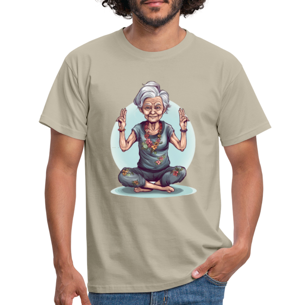 Coole Yoga Oma - Meditation im besten Alter  - Männer T-Shirt - Sandbeige