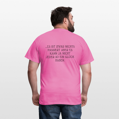 „Heute gedenken wir der Menschen…“ – mit Rückseite: „…es ist zwar nichts passiert“ - Männer Shirt - by Artful Alchemist