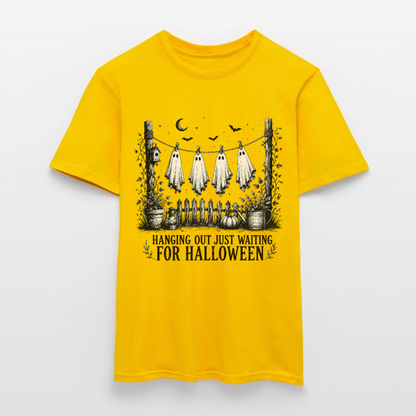 Hanging Out Just Waiting For Halloween - Männer T-Shirt - by Artful Alchemist