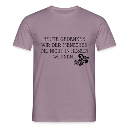 „Heute gedenken wir der Menschen…“ – mit Rückseite: „…es ist zwar nichts passiert“ - Männer Shirt - by Artful Alchemist