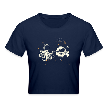 Begegnung zwischen Hai und Oktopus im Weltall - Frauen Crop Top - by Artful Alchemist