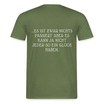 „Heute gedenken wir der Menschen…“ – mit Rückseite: „…es ist zwar nichts passiert“ - Männer Shirt - by Artful Alchemist