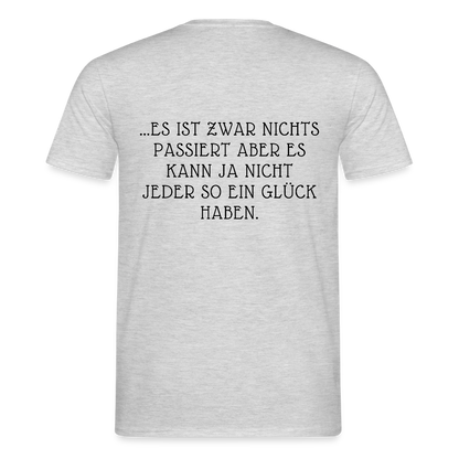 „Heute gedenken wir der Menschen…“ – mit Rückseite: „…es ist zwar nichts passiert“ - Männer Shirt - by Artful Alchemist