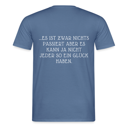 „Heute gedenken wir der Menschen…“ – mit Rückseite: „…es ist zwar nichts passiert“ - Männer Shirt - by Artful Alchemist