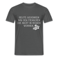„Heute gedenken wir der Menschen…“ – mit Rückseite: „…es ist zwar nichts passiert“ - Männer Shirt - Anthrazit
