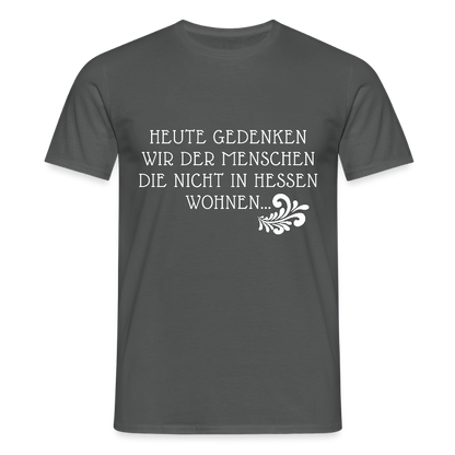 „Heute gedenken wir der Menschen…“ – mit Rückseite: „…es ist zwar nichts passiert“ - Männer Shirt - by Artful Alchemist