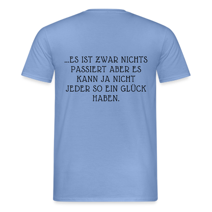 „Heute gedenken wir der Menschen…“ – mit Rückseite: „…es ist zwar nichts passiert“ - Männer Shirt - by Artful Alchemist
