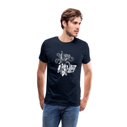 Kaffee trinkendes Skelett mit Tentakeln, Zeitung - Männer Premium T-Shirt - by Artful Alchemist