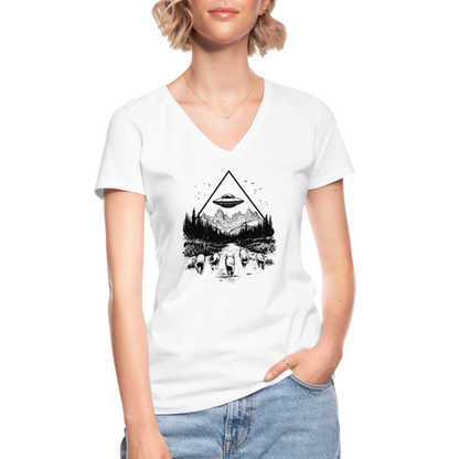 Katzen die in Richtung UFO laufen - Klassisches Frauen-T-Shirt mit V-Ausschnitt - by Artful Alchemist