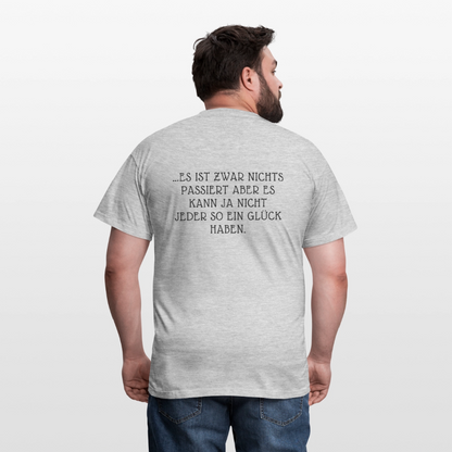 „Heute gedenken wir der Menschen…“ – mit Rückseite: „…es ist zwar nichts passiert“ - Männer Shirt - by Artful Alchemist