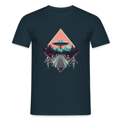 Retro UFO 80er Jahre Motiv - Surreale Skelette und Rolltreppe Richtung UFO - Männer T-Shirt - by Artful Alchemist