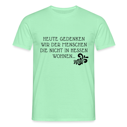 „Heute gedenken wir der Menschen…“ – mit Rückseite: „…es ist zwar nichts passiert“ - Männer Shirt - by Artful Alchemist