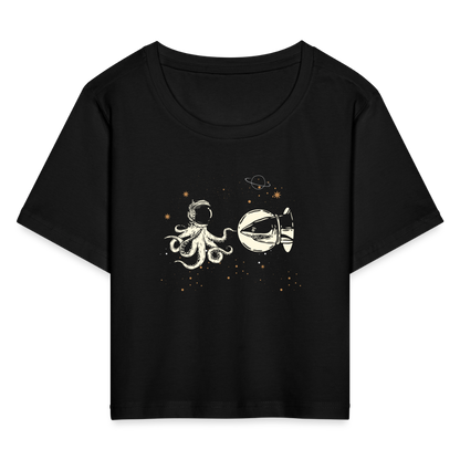 Begegnung zwischen Hai und Oktopus im Weltall - Frauen Crop Top - by Artful Alchemist