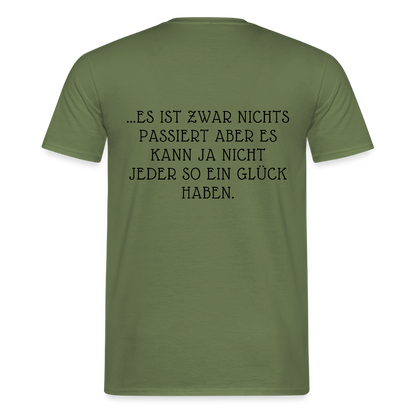 „Heute gedenken wir der Menschen…“ – mit Rückseite: „…es ist zwar nichts passiert“ - Männer Shirt - by Artful Alchemist