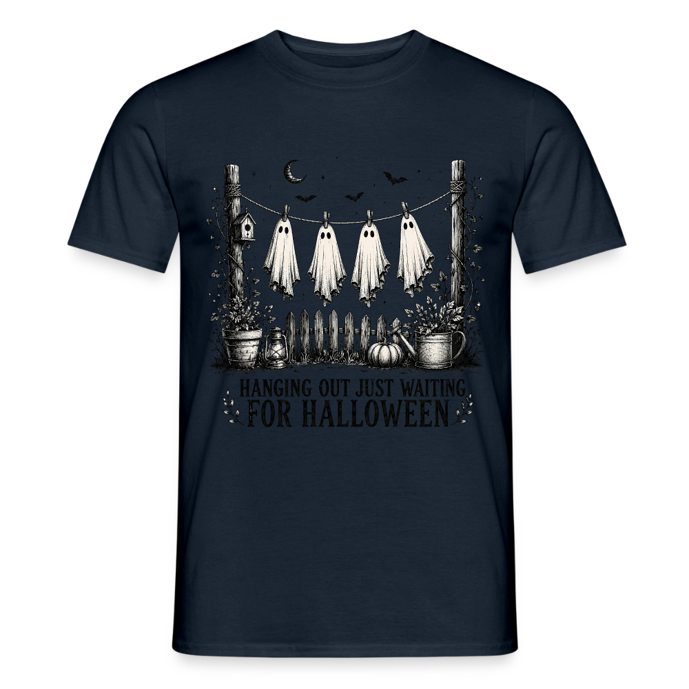 Hanging Out Just Waiting For Halloween - Männer T-Shirt - Navy