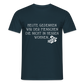 „Heute gedenken wir der Menschen…“ – mit Rückseite: „…es ist zwar nichts passiert“ - Männer Shirt - Navy