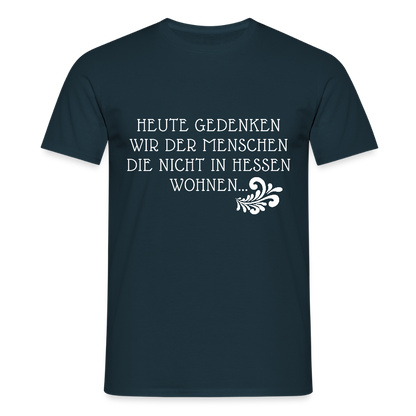„Heute gedenken wir der Menschen…“ – mit Rückseite: „…es ist zwar nichts passiert“ - Männer Shirt - by Artful Alchemist