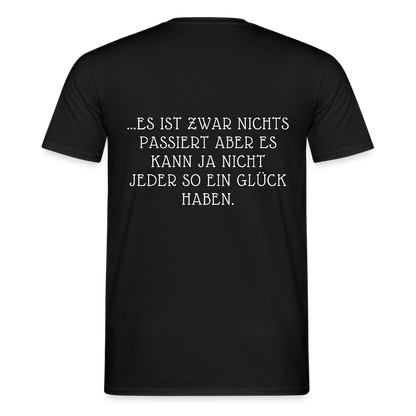 „Heute gedenken wir der Menschen…“ – mit Rückseite: „…es ist zwar nichts passiert“ - Männer Shirt - by Artful Alchemist