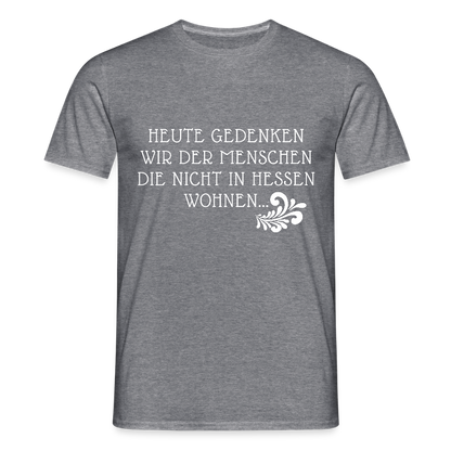 „Heute gedenken wir der Menschen…“ – mit Rückseite: „…es ist zwar nichts passiert“ - Männer Shirt - by Artful Alchemist