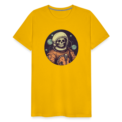 Gruseliges Skelett als Astronaut - Männer Premium T-Shirt - by Artful Alchemist