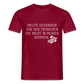 „Heute gedenken wir der Menschen…“ – mit Rückseite: „…es ist zwar nichts passiert“ - Männer Shirt - Ziegelrot