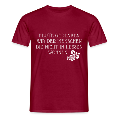 „Heute gedenken wir der Menschen…“ – mit Rückseite: „…es ist zwar nichts passiert“ - Männer Shirt - by Artful Alchemist