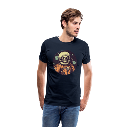 Gruseliges Skelett als Astronaut - Männer Premium T-Shirt - by Artful Alchemist