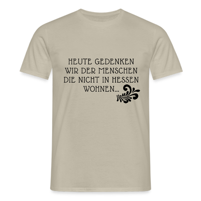 „Heute gedenken wir der Menschen…“ – mit Rückseite: „…es ist zwar nichts passiert“ - Männer Shirt - Sandbeige