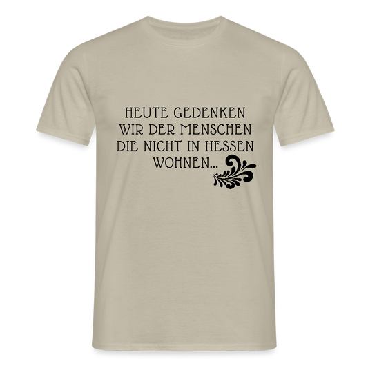 „Heute gedenken wir der Menschen…“ – mit Rückseite: „…es ist zwar nichts passiert“ - Männer Shirt - Sandbeige