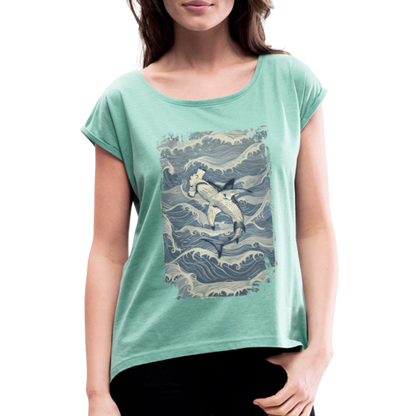 Vintage Hammerhai im japanischen inspirierten Tattoo Stil - Frauen T-Shirt mit gerollten Ärmeln - by Artful Alchemist