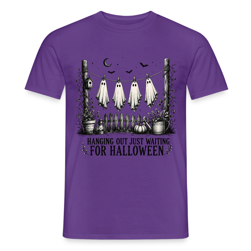 Hanging Out Just Waiting For Halloween - Männer T-Shirt - Lila