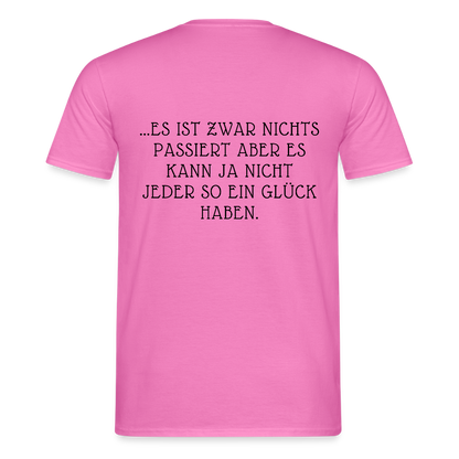 „Heute gedenken wir der Menschen…“ – mit Rückseite: „…es ist zwar nichts passiert“ - Männer Shirt - by Artful Alchemist